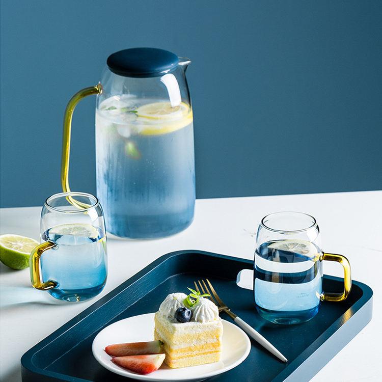 Ensemble de Service en Verre : Carafe avec Couvercle et Verres Assortis - Élégance et Praticité pour vos Boissons