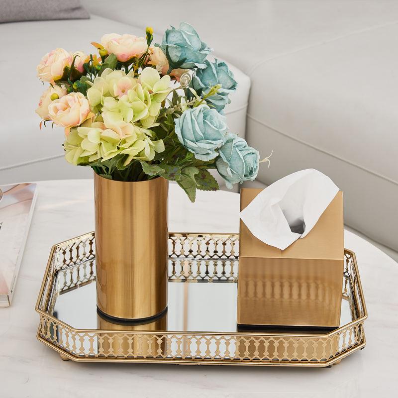 Plateau de Service  en Métal Doré : Accessoire Décoratif Moderne pour la Maison